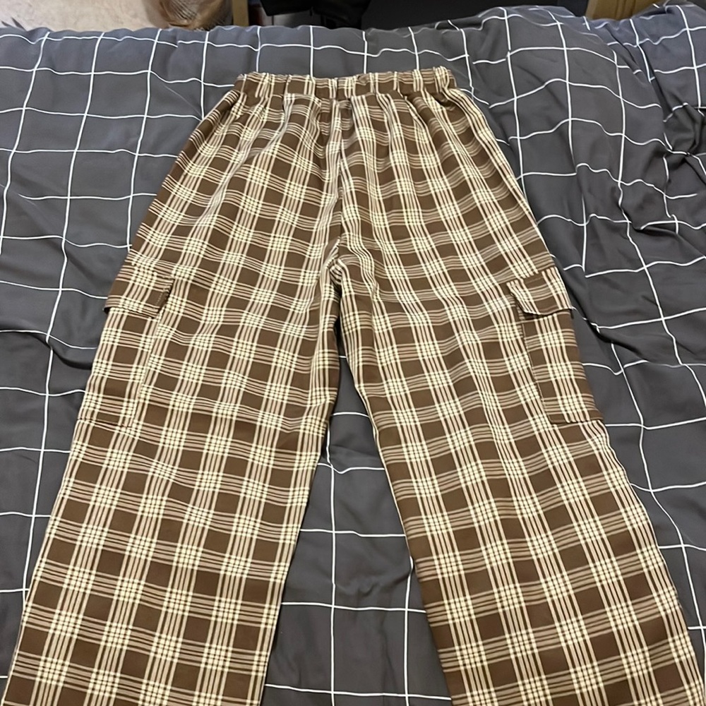 Cute Brown and Tan plaid straight leg plants with pockets